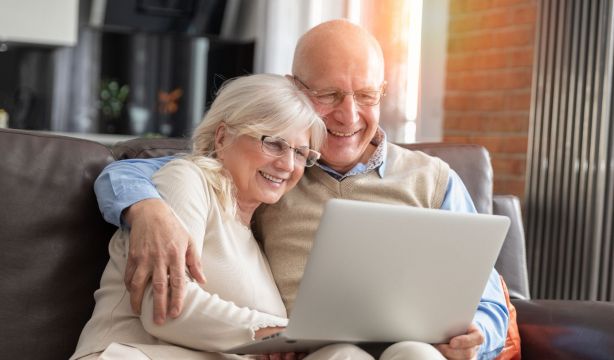 Zaragoza lanza nueva edición de 'Primavera Digital' con cursos de digitalización para mayores (Bigstock)