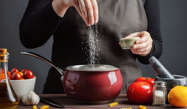 El truco de los chefs para arreglar un guiso con demasiada sal