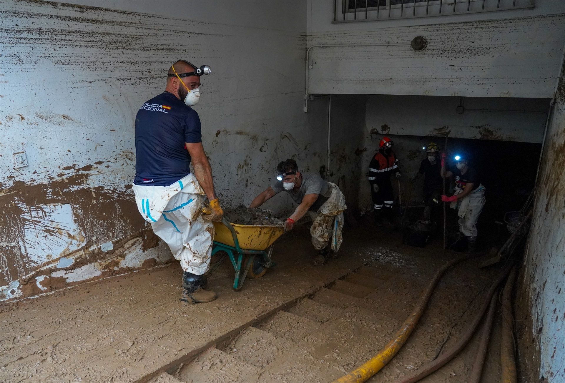 EuropaPress 6330215 varias personas colaboran limpieza paiporta noviembre 2024 valencia