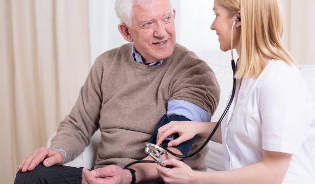 La medida sencilla que sí logra reducir la presión arterial. Bigstock. 