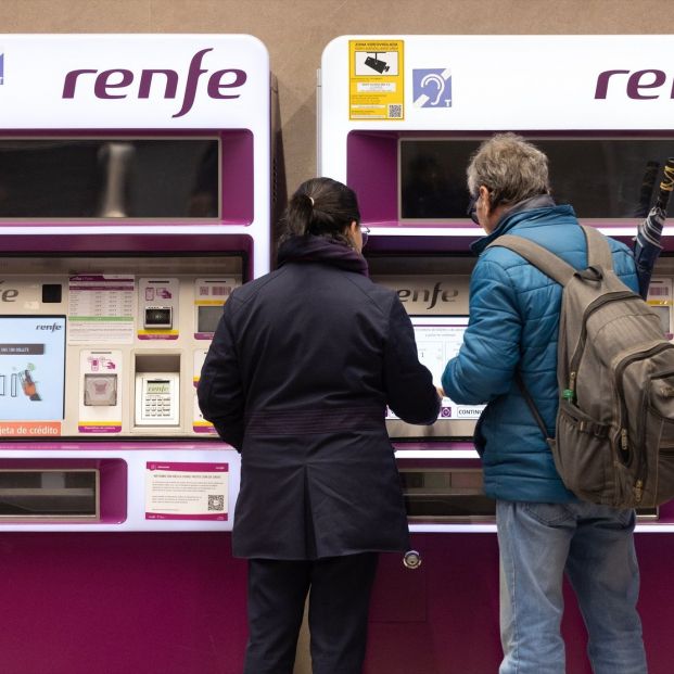 EuropaPress 6485297 varias personas compran billetes maquina venta billetes estacion chamartin