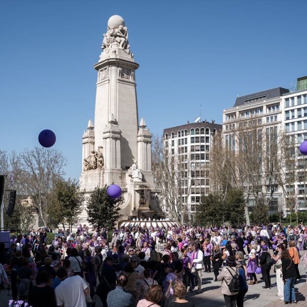 Un flashmob de mujeres mayores tiñe de morado la Plaza de España de Madrid