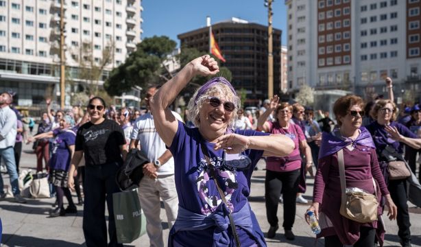 Un flashmob de mujeres mayores tiñe de morado la Plaza de España de Madrid