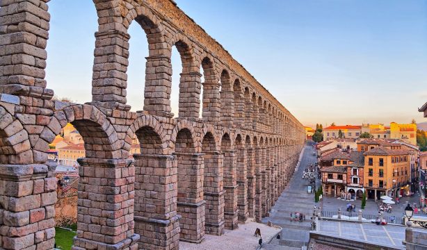 ¿Cuáles son los edificios más antiguos de Segovia?