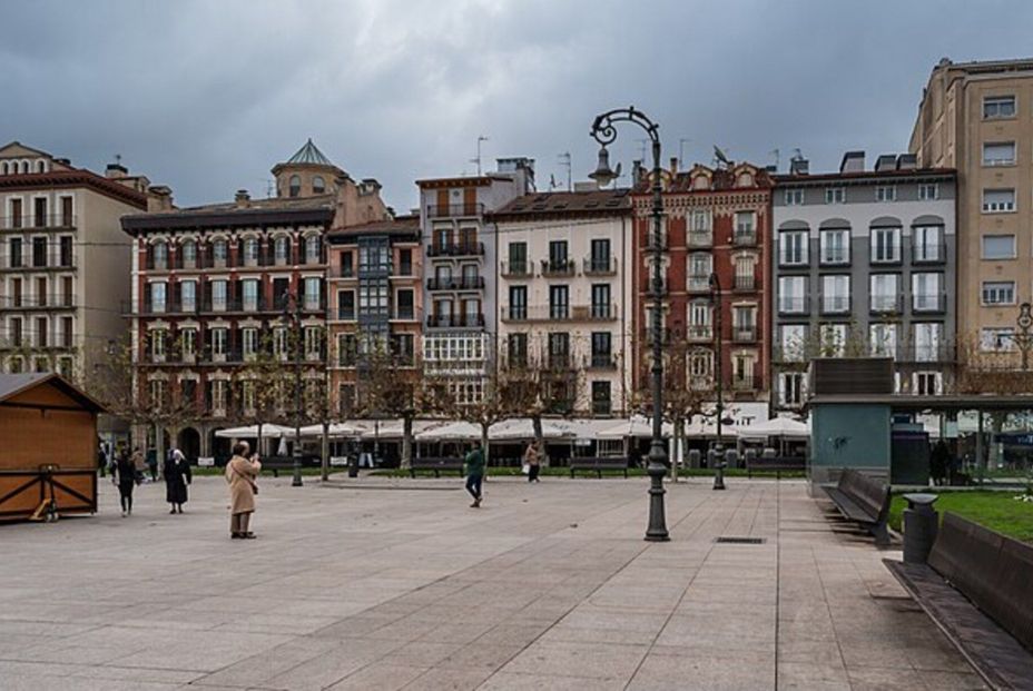 Wikipedia Commons. ¿Cuáles son los edificios más antiguos de Pamplona?