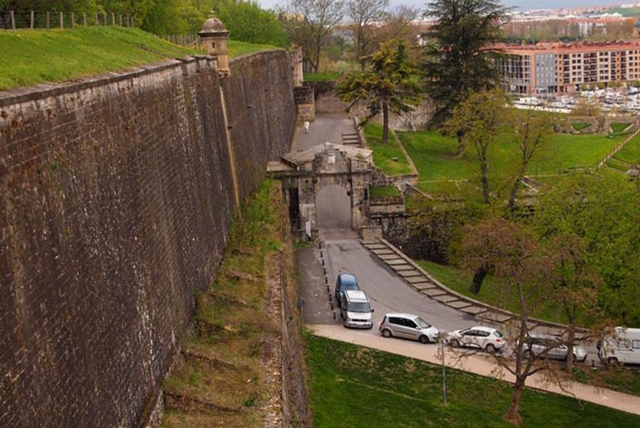 Wikipedia Commons. ¿Cuáles son los edificios más antiguos de Pamplona?
