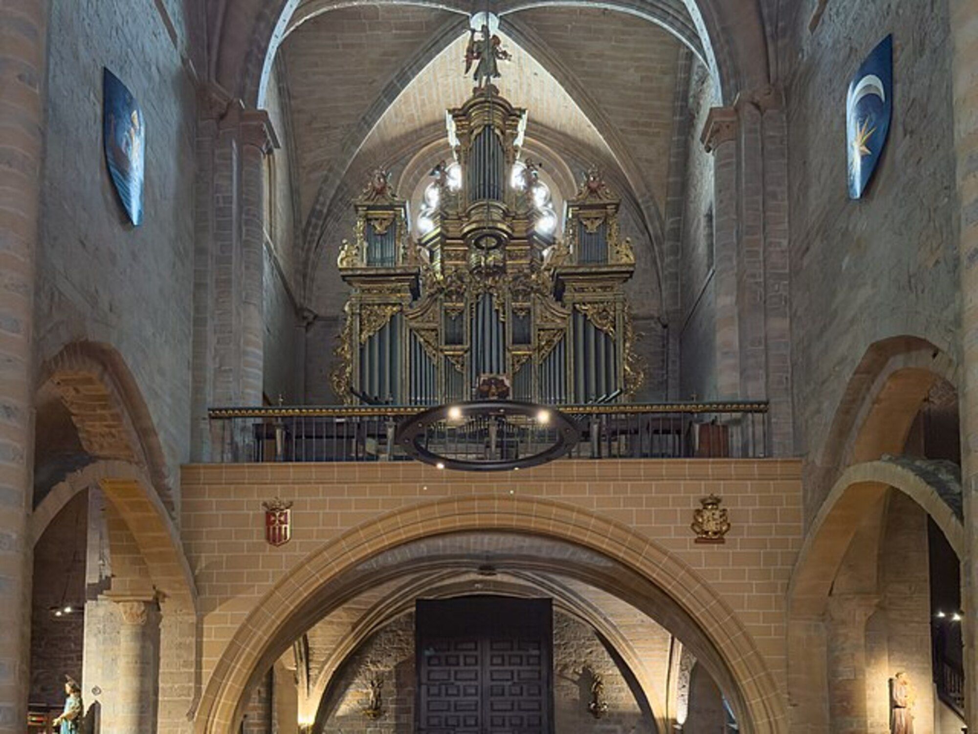 Wikipedia commons. ¿Cuáles son los edificios más antiguos de Pamplona?