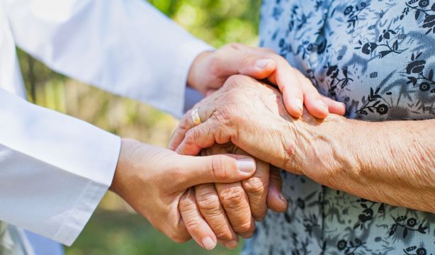 Cómo la estimulación medular mejora la movilidad en el párkinson. (Bigstock)