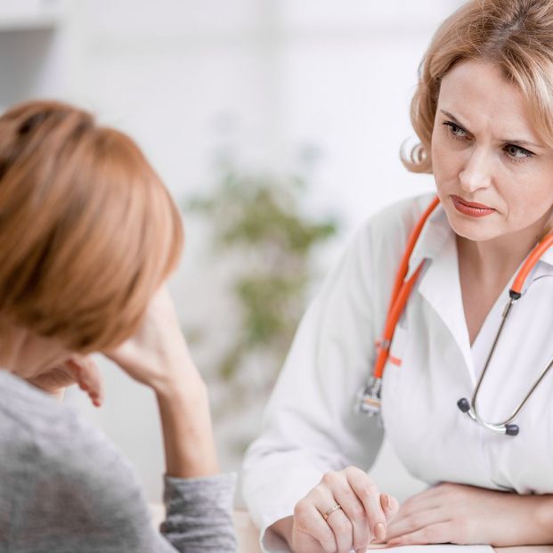 Una paciente habla con su médico. Bigstock