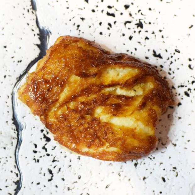 De pan brioche, remojada 24 horas en leche local y caramelizada: esta es la mejor torrija de Madrid