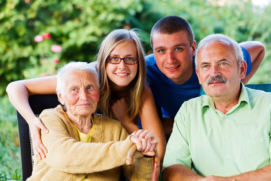 Una familia con una madre con alzhéimer. Bigstock. Una familia con una madre con alzhéimer. Bigstock.