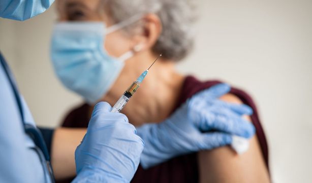 Madrid, la primera región que vacunará desde este año a personas mayores frente al VRS