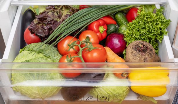 El truco de un frutero para que las verduras no se estropeen en la nevera (Bigstock)