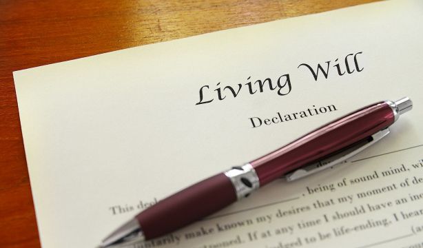 Testamento vital: para qué sirve y cómo se gestiona en cada comunidad autónoma