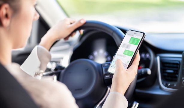 La DGT aclara la duda: ¿puede multarte por SMS o correo electrónico?