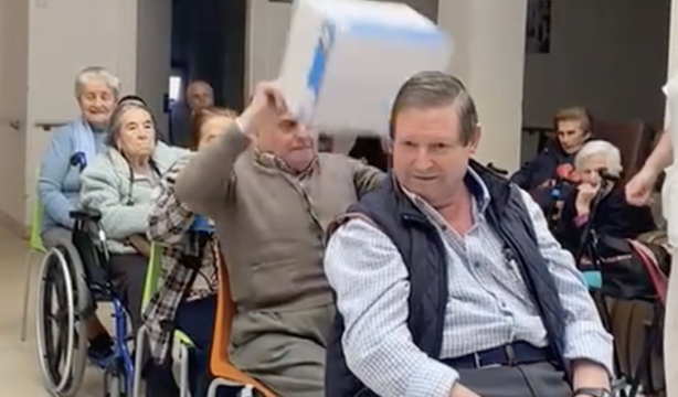 Este juego en una residencia es lo más divertido que verás hoy: "Mi suegra es la leche"