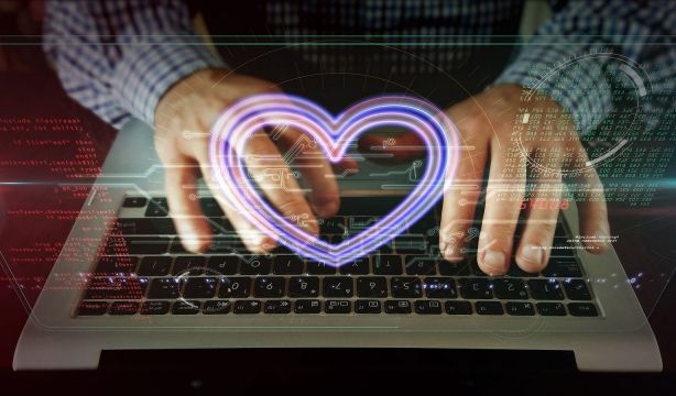 Alertan del riesgo de las relaciones íntimas entre humanos y la IA: "Intenta manipular al usuario"