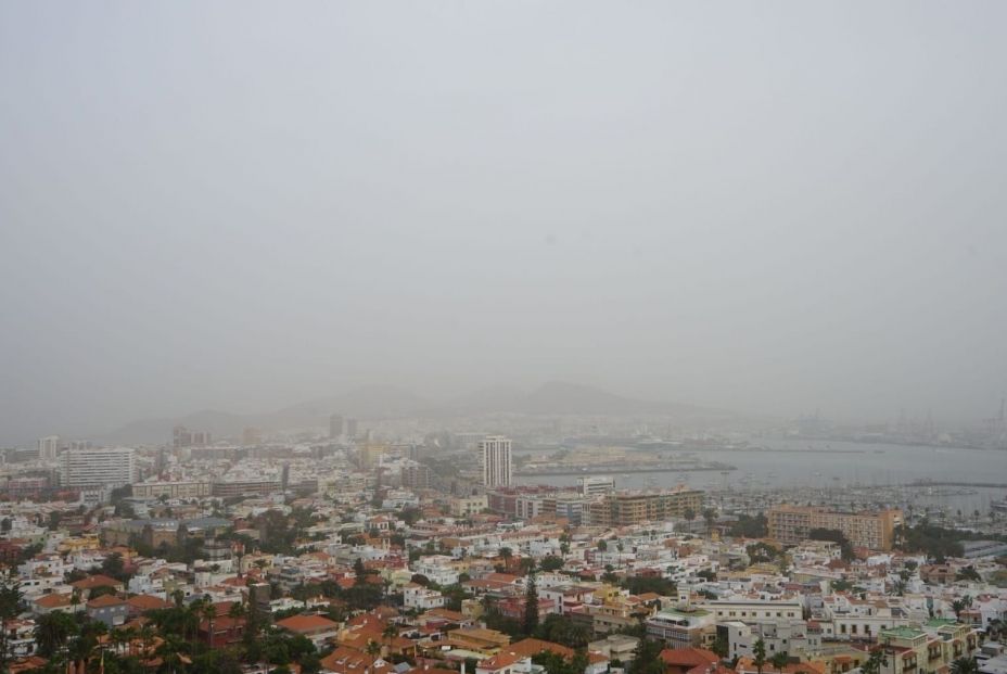 Oftalmólogos aconsejan usar gafas y evitar las lentillas para proteger los ojos de la calima