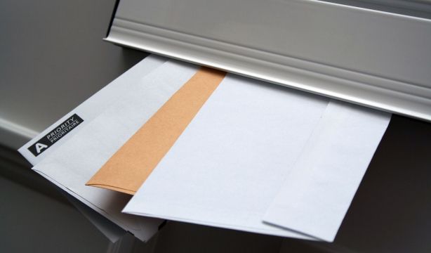 Cuidado con las cartas naranjas que llegan a tu buzón: cómo evitar caer en la estafa