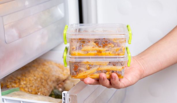 Un tecnólogo de alimentos explica por qué no deberías comer arroz ni pasta tras 24 horas