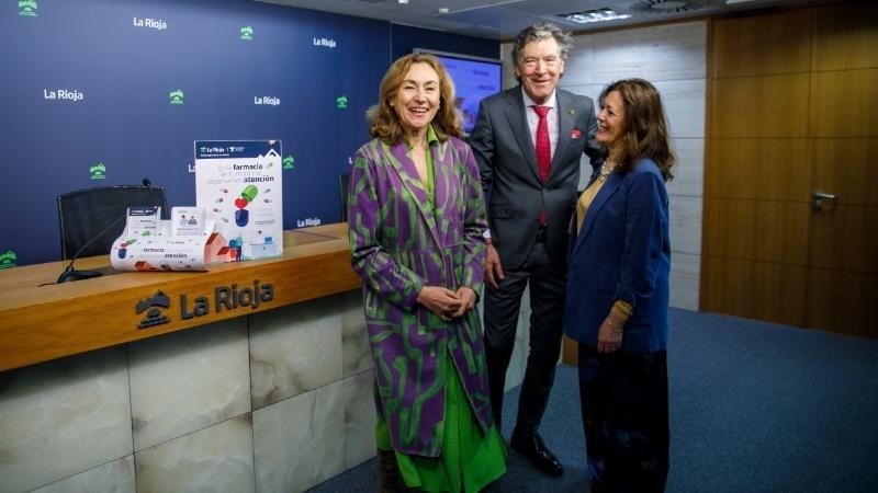 La consejera de Salud y Políticas Sociales, María Martín, la directora general de Dependencia, Discapacidad y Mayores, Ana Zuazo, y el presidente del Colegio Oficial de Farmacéuticos de La Rioja, Miguel Ángel García La consejera de Salud y Políticas Sociales, María Martín, la directora general de Dependencia, Discapacidad y Mayores, Ana Zuazo, y el presidente del Colegio Oficial de Farmacéuticos de La Rioja, Miguel Ángel García