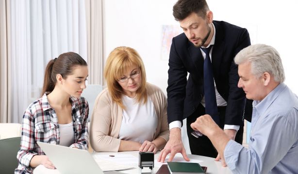 ¿Se puede abrir un testamento sin estar todos los herederos presentes?