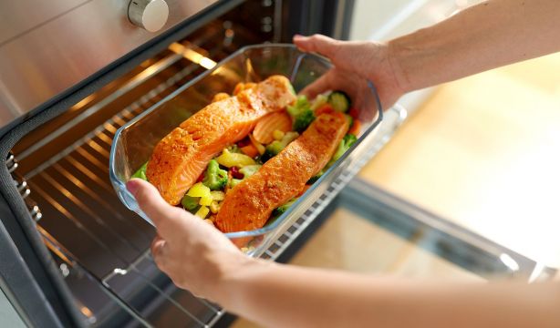 El truco infalible para eliminar el olor a pescado de la cocina