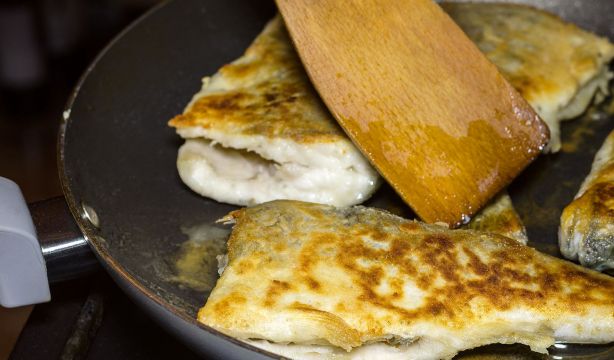 El truco definitivo para eliminar el olor a pescado de la cocina 