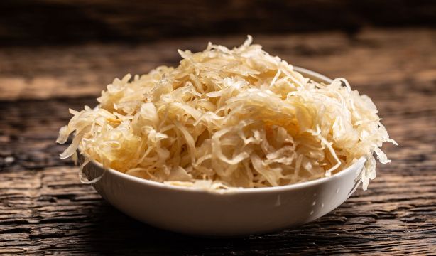Los sorprendentes beneficios del chucrut para la salud intestinal. Bigstock