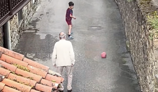Un tierno vídeo entre un nieto y su abuelo conmueve en redes: "El pequeño es rico y aún no lo sabe"