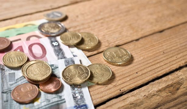 dinero euros billetes monedas pagos liquidez bigstock