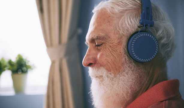 Lo que ocurre en tu cerebro cuando escuchas tu música favorita es similar a cuando se practica sexo