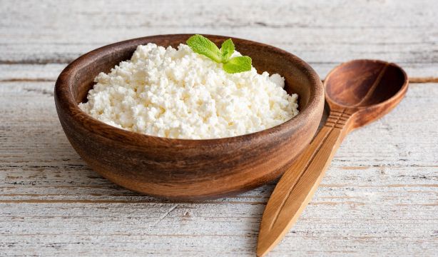 Un alimento muy común que ayuda a quemar grasa y dormir mejor: lo tienes en la nevera