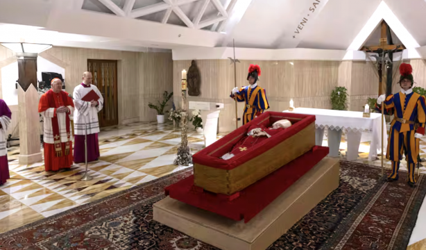 El Vaticano difunde las primeras imágenes del cuerpo del Papa Francisco tras su muerte