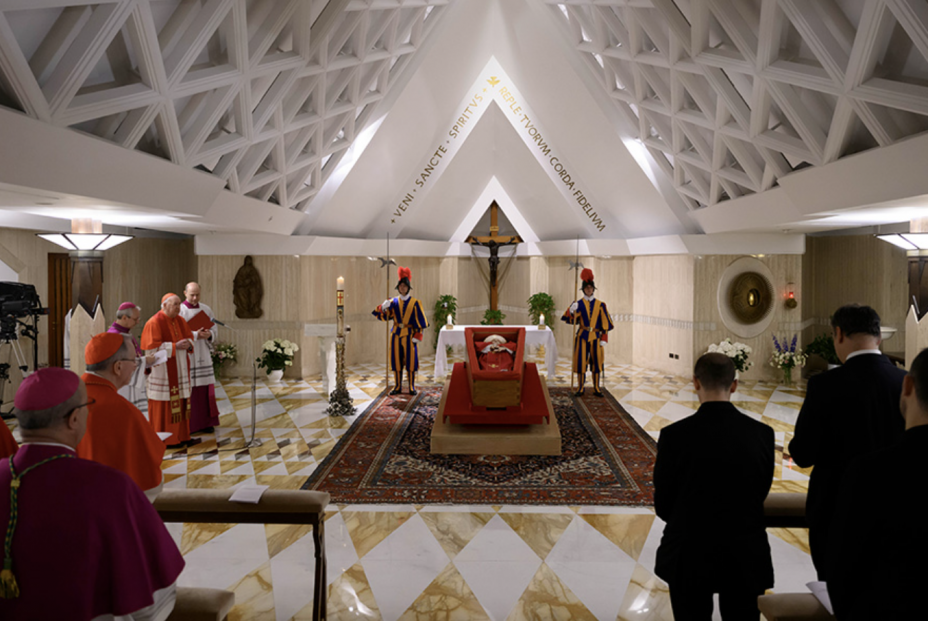 El Vaticano publica las primeras imágenes del Papa Francisco tras su fallecimiento El Vaticano publica las primeras imágenes del Papa Francisco tras su fallecimiento