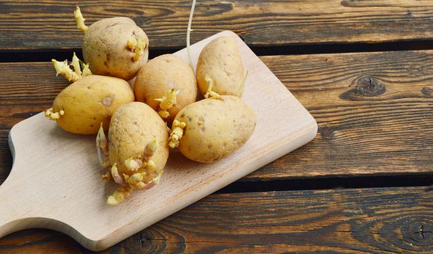 El sencillo truco para evitar que las patatas se estropeen