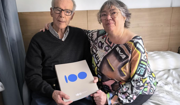 La Asociación de Mayores de Telefónica reparte rosas y libros a sus socios