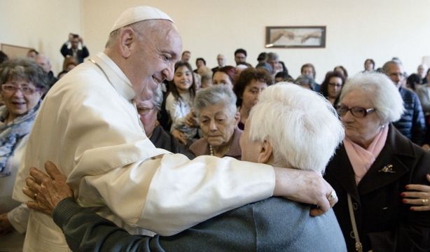 Los mayores lamentan la muerte del Papa Francisco: "Se ha preocupado por nosotros" (Vatican Media)