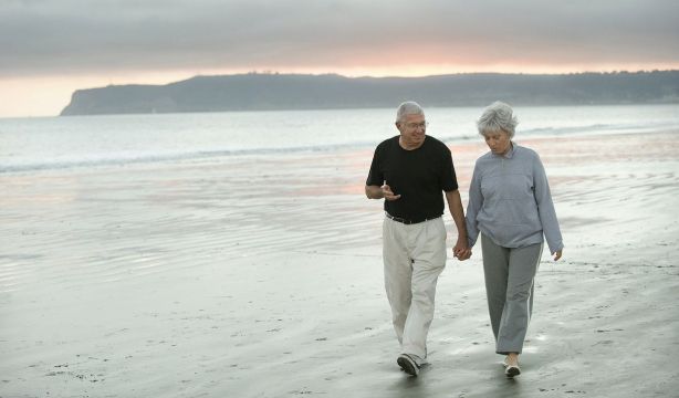 Así debes caminar para reducir el riesgo de arritmias cardiacas (BigStock)