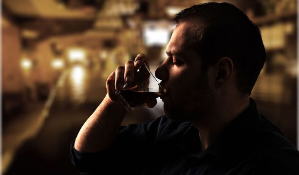 Cuidado: beber en exceso daña el cerebro y eleva riesgo de alzhéimer, incluso después de dejarlo