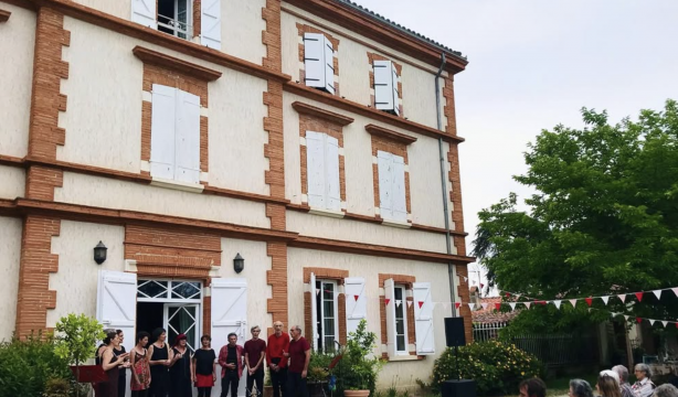 Un grupo de mayores que no quería acabar en una residencia compra un castillo para vivir juntos