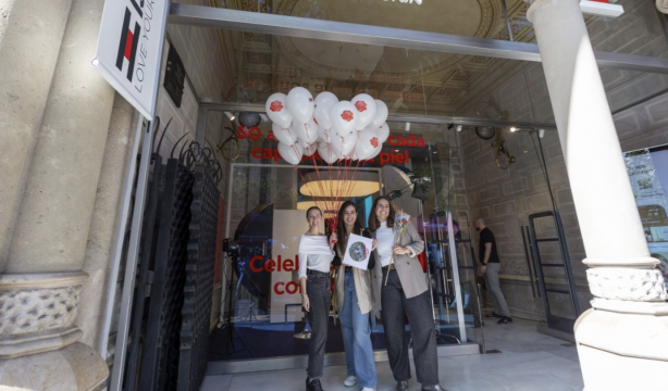 Casa ISDIN celebra Sant Jordi con firmas de libros, un taller de escritura y un recital de poesía