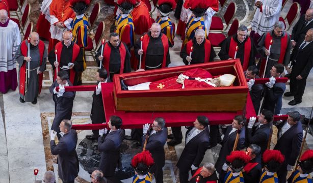 ¿Cuánto cuestan los vuelos desde España para asistir al funeral del Papa?