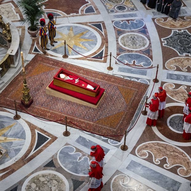 EuropaPress 6669032 llegada feretro papa francisco basilica san pedro 23 abril 2025 ciudad