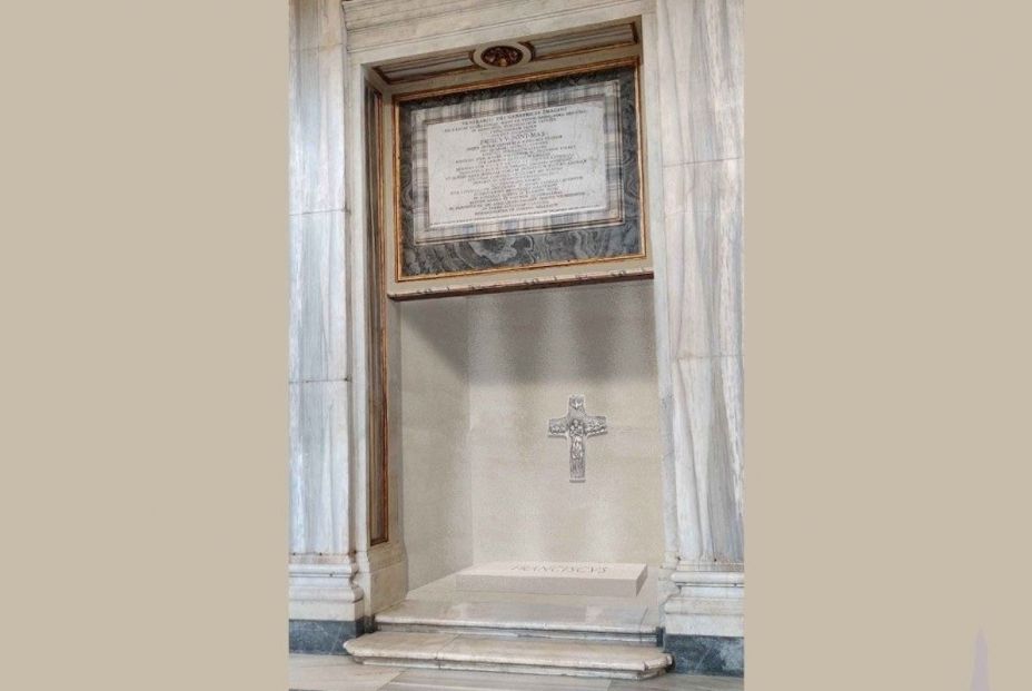 Así es la tumba del Papa: de mármol de Liguria y con la inscripción 'Franciscus' Así es la tumba del Papa: de mármol de Liguria y con la inscripción 'Franciscus'