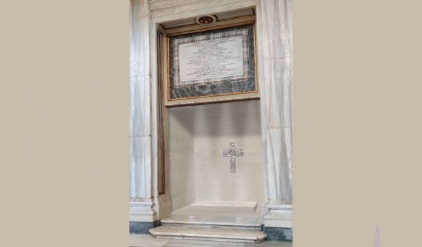 Así es la tumba del Papa: de mármol de Liguria y con la inscripción 'Franciscus'