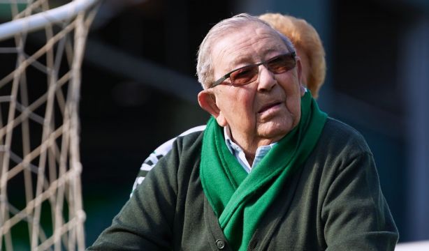 'De abuelos a nietos': el Betis rinde homenaje a sus socios más mayores