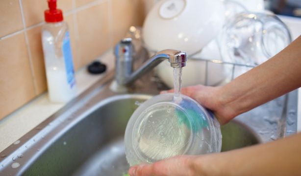 ¿Qué gasta más, fregar a mano o usar el lavavajillas?