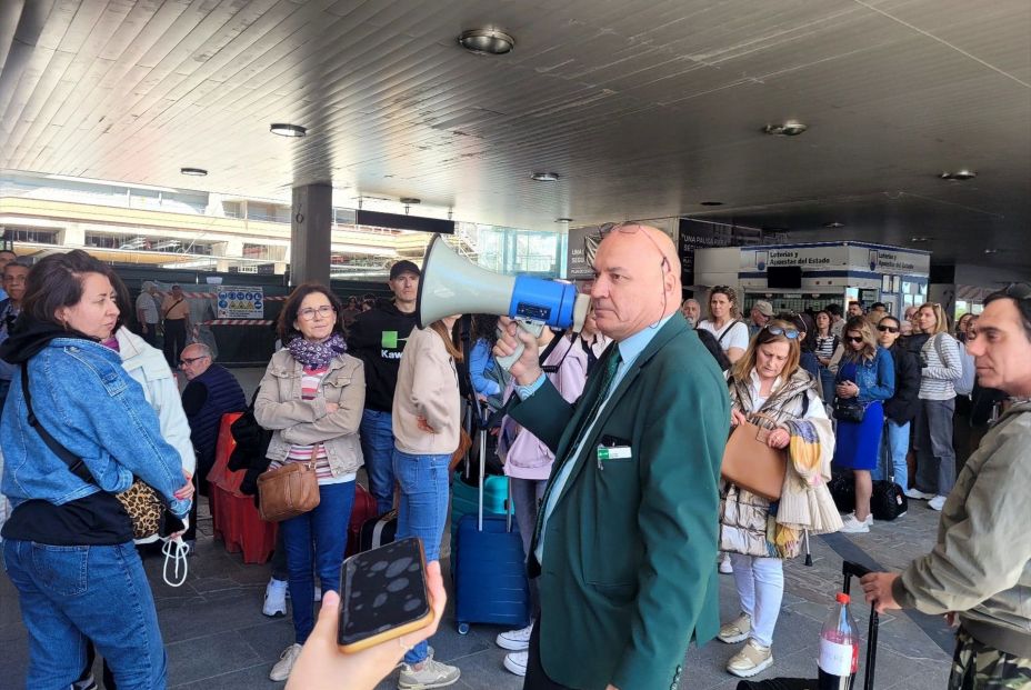 344 vuelos cancelados y 35.000 personas atrapadas en trenes por el apagón histórico 344 vuelos cancelados y 35.000 personas atrapadas en trenes por el apagón histórico