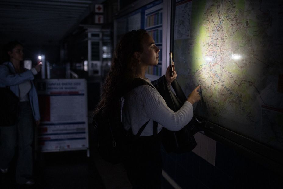 EuropaPress 6683391 mujer ilumina linterna movil plano red metro madrid estacion 28 abril 2025 EuropaPress 6683391 mujer ilumina linterna movil plano red metro madrid estacion 28 abril 2025